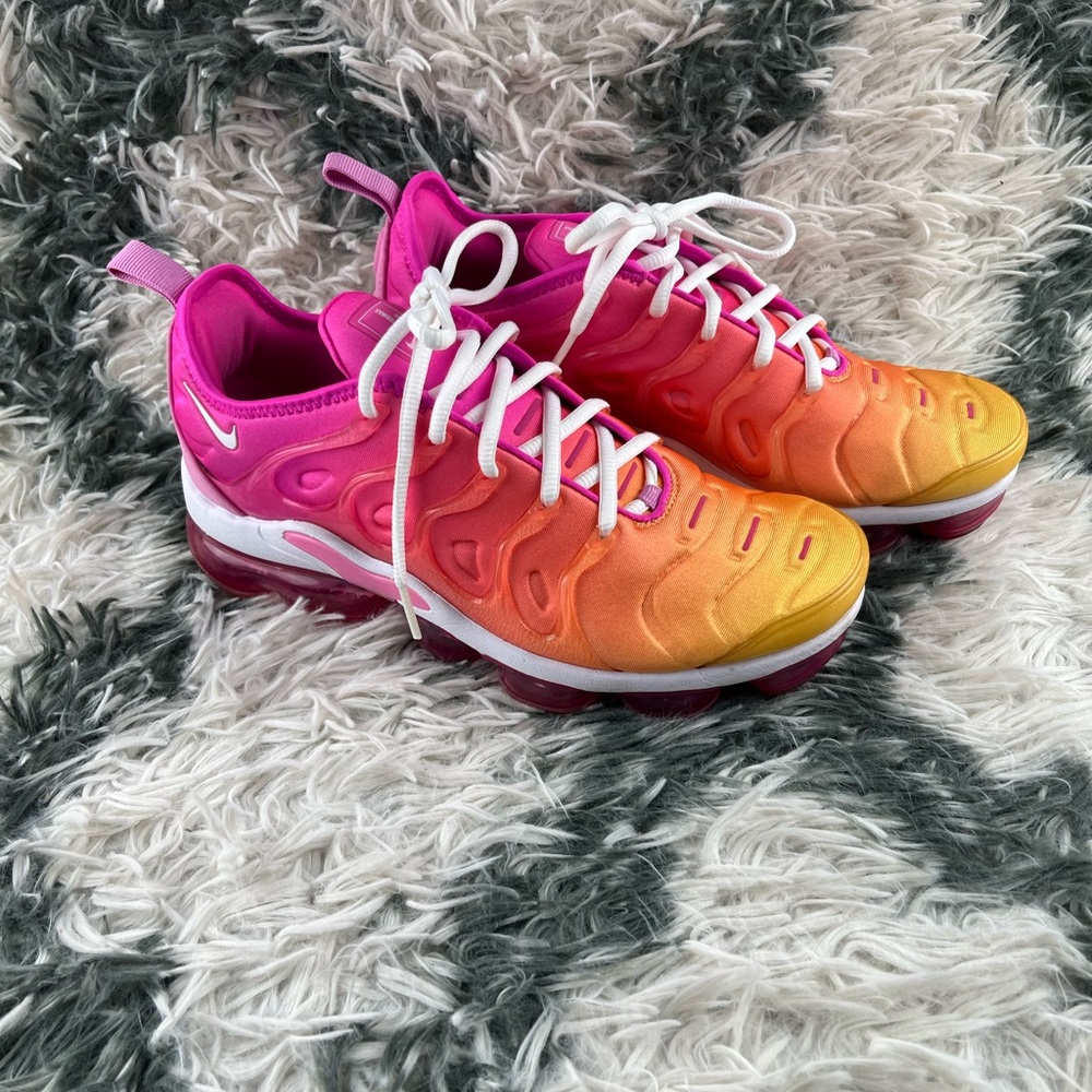 Nike Women’s VaporMax Shoes Laser Fuchsia Size 8.5